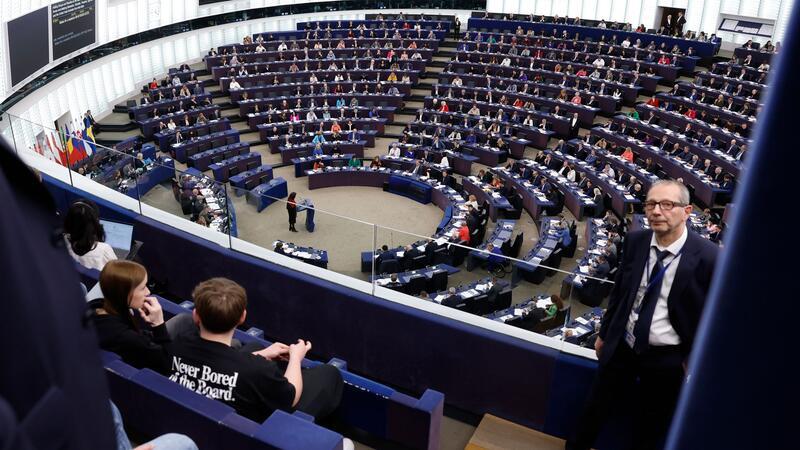 Abgeordnete nehmen an einer Sitzung im Europäischen Parlament teil.