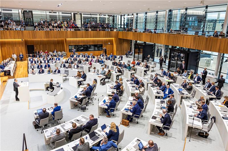 CDU: Mehr Flüchtlingsunterkünfte auf Kosten des Landes Abgeordnete nehmen im Plenarsaal an einer Sitzung des niedersächsischen Landtags teil.