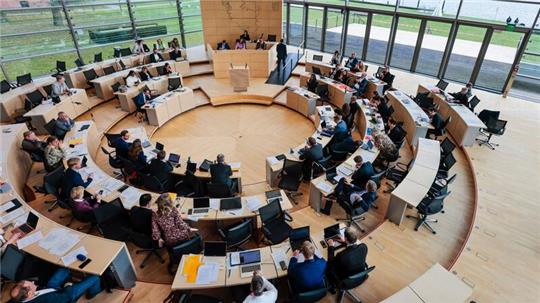 Abgeordnete nehmen im Schleswig-Holsteinischen Landtag an einer Sitzung teil.