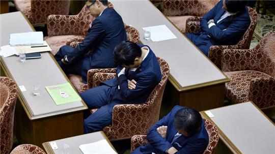 Abgeordnete schlafen während einer Unterbrechung einer Sitzung des Oberhauses in Tokio.