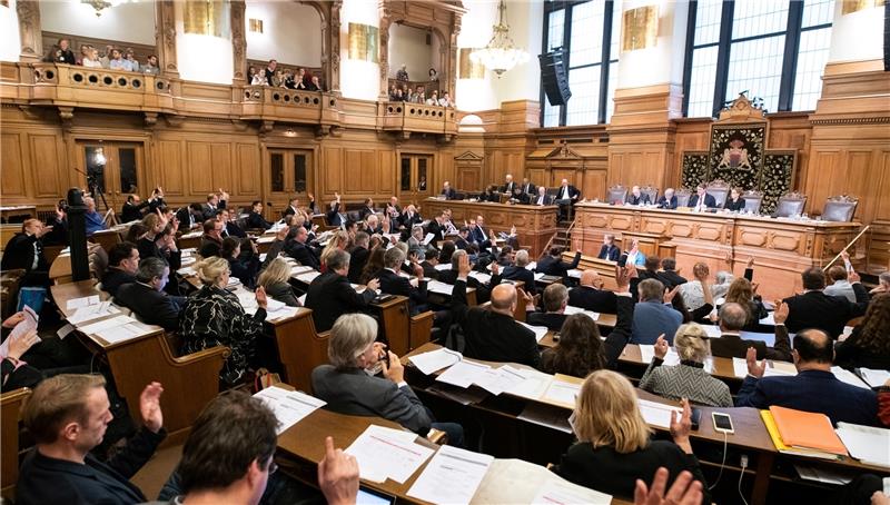 Abgeordnete stimmen in der Hamburgischen Bürgerschaft während der Haushaltsberatungen über einen Antrag ab. Die Bürgerschaft legt in dreitägiger Beratung den Doppelhaushalt für die Jahre 2019/2020 fest. Foto Reinhardt/dpa