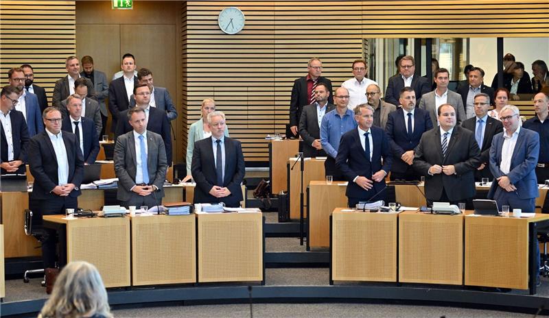 Klage gegen Steuersenkung mit AfD-Stimmen beschlossen Abgeordnete von CDU und AfD stimmten kürzlich gemeinsam über die Grunderwerbssteuer im Plenarsaal des Thüringer Landtag ab.