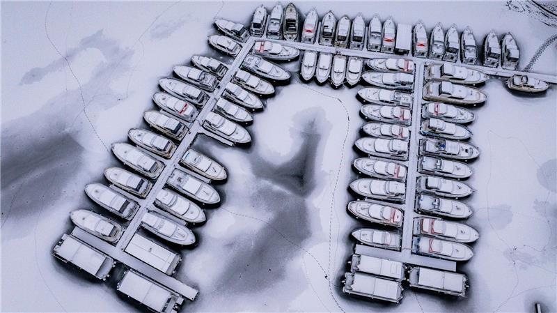 Abgesehen von vereinzelten offenen Engstellen liegt eine geschlossene Eisdecke über den Mecklenburger Oberseen.