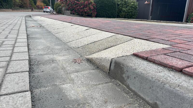 Mehr Geld: So klappt der Generationswechsel in der Steinfeldsiedlung Abgesenkte Bordsteinkanten helfen dabei, leichter mit Kinderwagen, Rollator und Rollstuhl unterwegs zu sein.