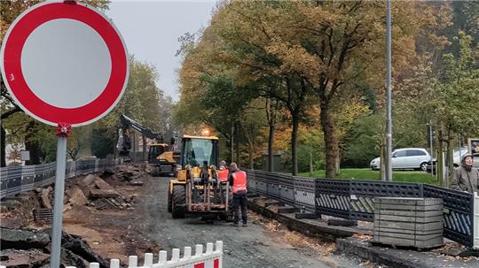 Abgesperrt und abgefräst: Zwischen Reitbahn und Hanfberg ist die B73 in Agathenburg nur noch für den Baustellenverkehr geöffnet. Die Lunchbox auf dem Parkplatz Keck (rechts) und das gegenüberliegende Schloss Agathenburg sind von Stade aus zu erreichen. Foto: Lohmann