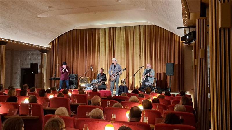 Abi Wallenstein und Blues Culture treten im Februar wieder auf der Bühne im historischen Kino-Saal in Harsefeld auf.