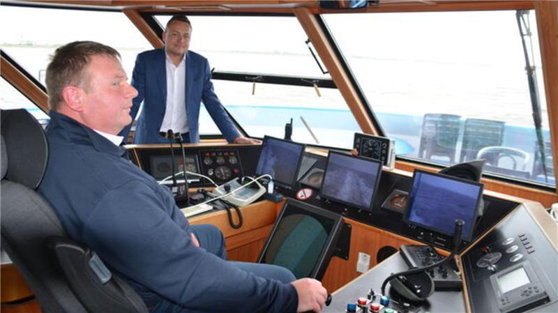 Abicht-Geschäftsführer Fokko Keiter (rechts) mit Kapitän Christian Stephan auf der Brücke von MS Fantasia.