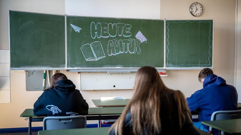 Einbruch an Schule verzögert Abiprüfungen in Niedersachsen Abiturprüfungen laufen im Klassenzimmer eines Gymnasiums.
