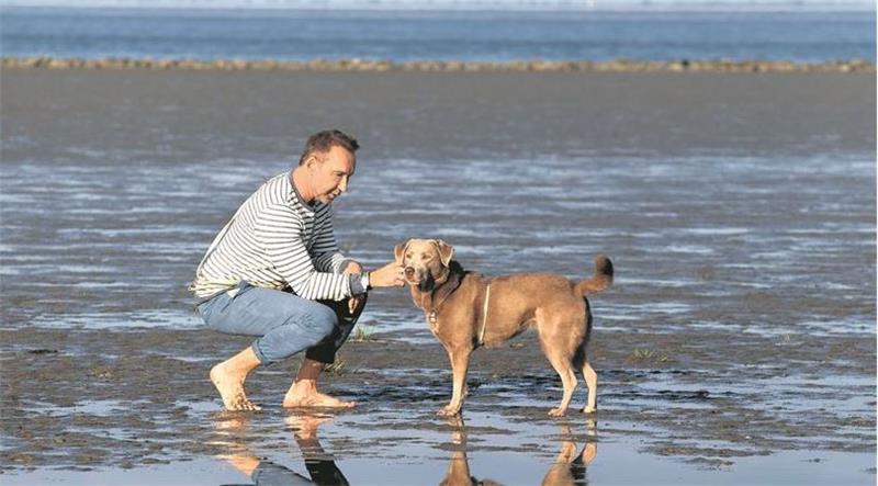 Moderator und Hundetrainer Jochen Bendel über den Umgang mit schwierigen Hunden Abkühlung holen sich Jochen Bendel und Labrador Khaleesi am liebsten direkt vor der Tür: in Cuxhaven-Döse. Fotos: Gräfe und Unzer Verlag/Debra Bardowicks