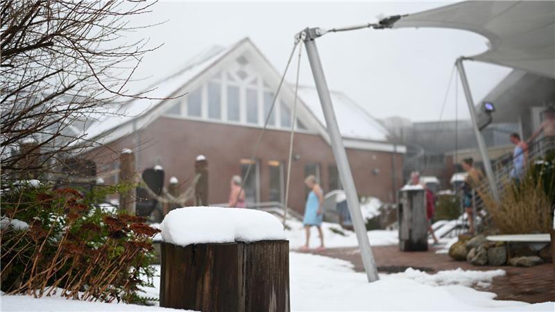 Abkühlung nach der 85-Grad-Sauna gibt es im Saunagarten im Badewerk Neuharlingersiel.