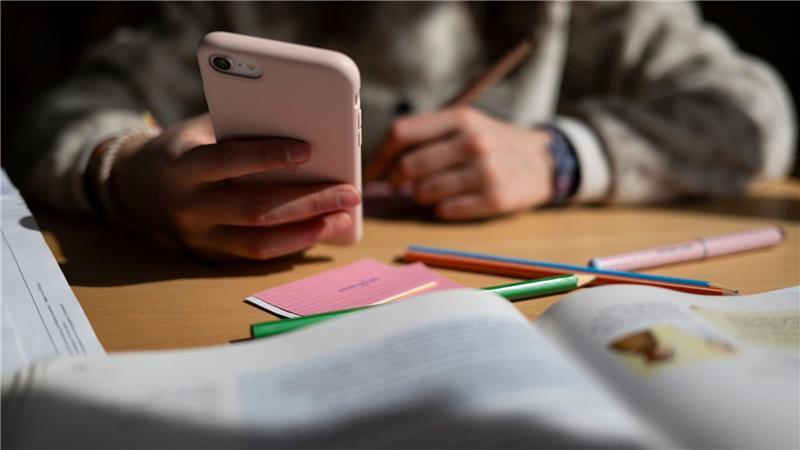 Handyverbote an Schulen - Ja oder Nein? Ablenkung oder Hilfe? Über die Nutzung von Handys an Schulen gibt es unterschiedliche Ansichten.