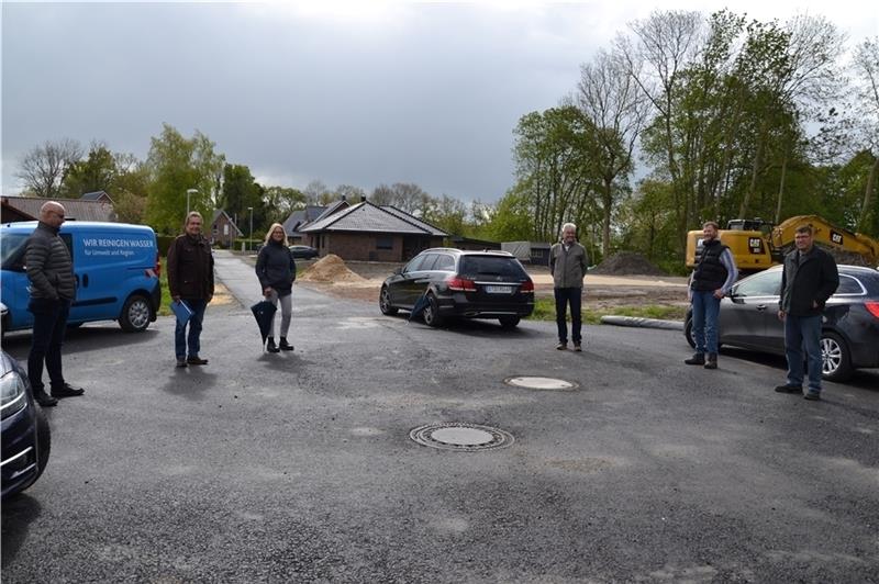 Abnahme der Erschließungsarbeiten: Ernst Hülsen (Bauamt Nordkehdingen), Bürgermeister Hermann Bösch, Sigrid Schulz und Rolf Rudorffer (Planungsbüro Galla), Heiko Schattenberg (Fa. Jacobs) sowie Oliver Faltinat von EWE Wasser (v. l.). Foto: Helfferich