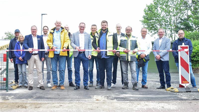 64 neue Grundstücke für Fredenbeck: Was hier ein Hausbau kostet Abnahme der Erschließungsarbeiten des neuen Wohngebiets im Fredenbecker Ortskern: Aus der Politik schnitten Samtgemeindebürgermeister Matthias Hartlef (3.v.l.) und Fredenbecks Bürgermeister Hans-Ulrich Schumacher (5.v.l.) symbolisch das Absperrband an der Einfahrt vom Ackerkamp durch. Für den Investor Kreissparkasse Stade waren Matthias Lühmann (7.v.l.) und Jörg Stemmermann (2.v.r.) vertreten.