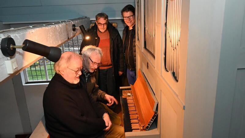 Abnahme der Ott-Orgel von 1937 in St. Johannis in Neuenkirchen: Orgelsachverständiger Martin Böcker, Orgelbauer Bartelt Immer, Pastor Olaf Prigge und Organist Wolfgang Wissemann.