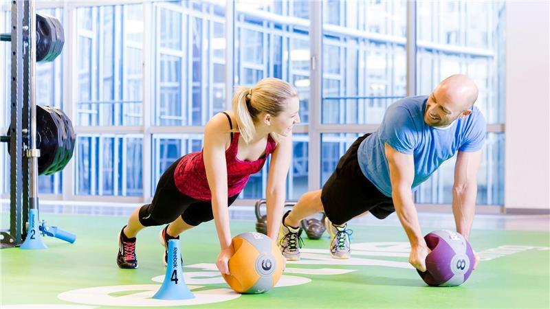 Abnehmen mit Sport: Diese 9 Tipps bringen Sie ans Ziel Abnehmen erfordert beides: Kraft- und Ausdauertraining.