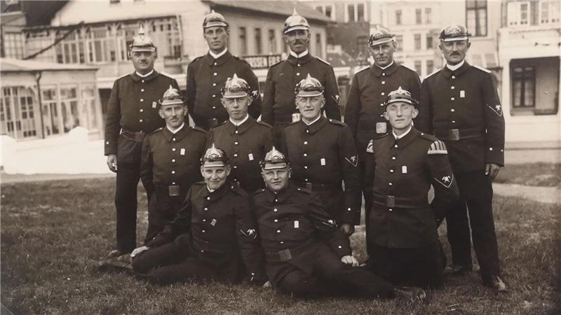 Abordnung der Borsteler Feuerwehr 1933 auf dem Feuerwehrtag auf Norderney (hintere Reihe v. l.: Heinrich Bergner, Heinrich Stechmann, Jakob zum Felde, Jakob Ritscher, Jakob Eckhoff; mittlere Reihe v. l.: Richard Wahlen, Bernhard Schuback, Richard Minners, Jonny Moje; vordere Reihe v. l. Richard Wehrt, August Augustin).