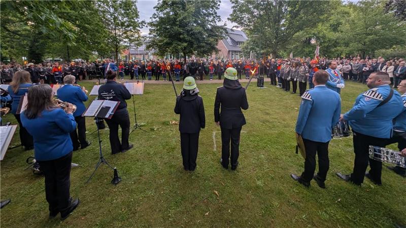 Abordnungen diverser Vereine kamen zum 125-jährigen Jubiläum des Schützenvereins Himmelpforten.