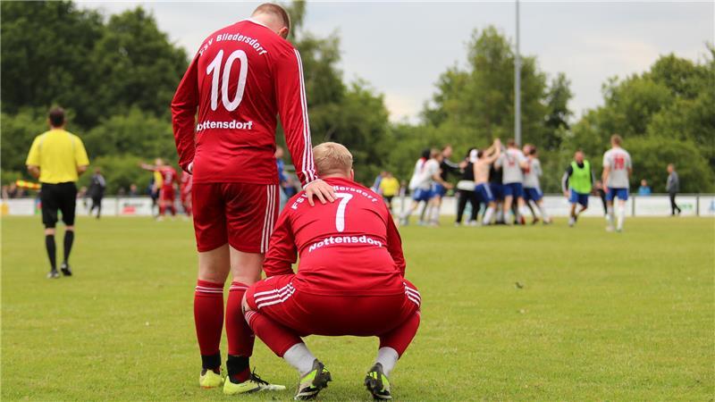 Abpfiff: Während Geestland den Aufstieg feiert, trauern die Spieler des FSV Bliedersdorf/Nottensdorf.