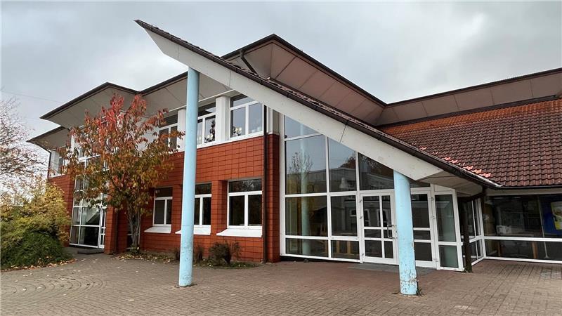 Streit um Schulstandort in der Samtgemeinde Lühe spaltet den Rat Abriss: Blick auf den 1993 umgebauten Mittelbau (links) der 1969/1970 errichteten Grundschule in Hollern.