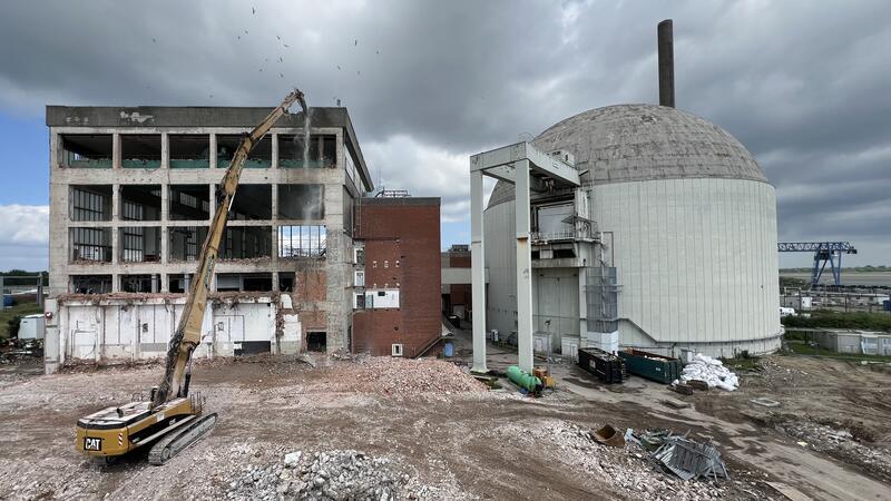 Rückbau des AKW Stade: Der nächste Schritt ist weithin sichtbar Abriss des Maschinenhauses am ehemaligen Kernkraftwerk Stade. Der Bagger bringt 110 Tonnen auf die Waage. Die Schere, mit der er sich durchs Gebäude beißt, wiegt zwei Tonnen.