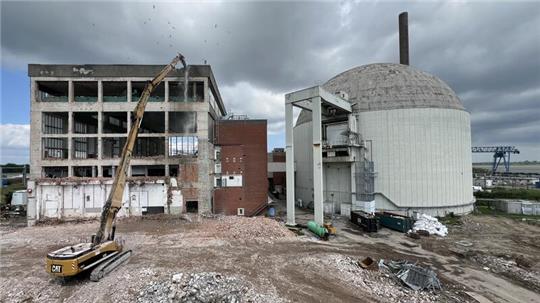 Abriss des Maschinenhauses am ehemaligen Kernkraftwerk Stade. Der Bagger bringt 110 Tonnen auf die Waage. Die Schere, mit der er sich durchs Gebäude beißt, wiegt zwei Tonnen.