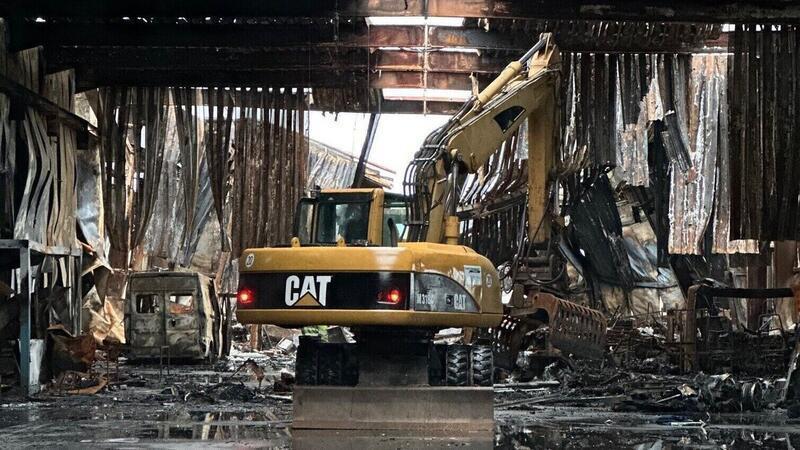 Nach Millionenschaden: Wie Lamstedts Wohnmobilhändler das Comeback plant Abrissarbeiten nach Großbrand: Ein Bagger räumt die Überreste der zerstörten Lagerhalle in Lamstedt.