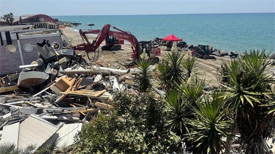 Abrissbagger statt Strandbesucher: In Ostia wird abgerissen. 