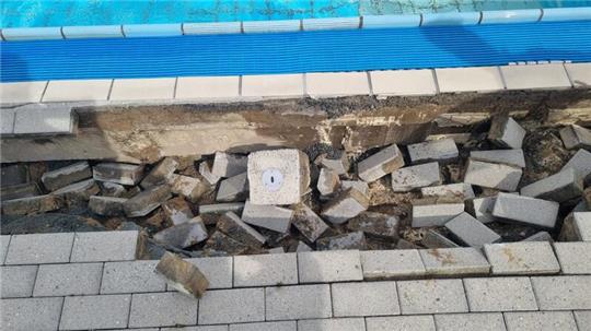 Absackungen: Die Wasserleitung zu den Außenduschen ist im Freibad Twielenfleth gerissen.