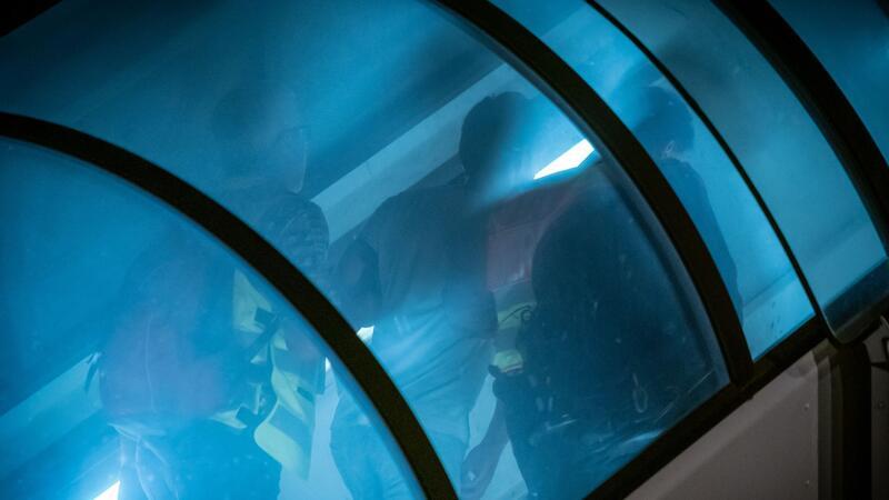 Abschiebungen: Unions-Politiker dämpfen Erwartungen Abschiebung: Polizeibeamte begleiten einen Afghanen auf dem Flughafen Leipzig-Halle in ein Charterflugzeug.