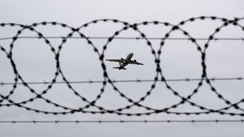 Djir-Sarai: Grüne sollen Abschiebeoffensive nicht blockieren Abschiebungen per Flugzeug aus Deutschland gibt es per Sammelcharter oder per Linienflug. Begleitet werden die Menschen, die Deutschland unter Zwang verlassen, in beiden Fällen von Beamtinnen und Beamten der Bundespolizei. (Archivbild)