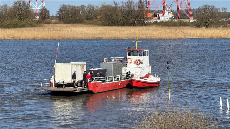 Abschied: Die Lühesand-Dauercamper holen ihre Anhänger mit der Fähre ab.