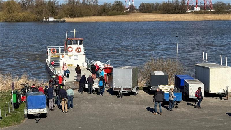 Abschied: Die Lühesand-Dauercamper schaffen ihr Material an Land.