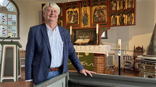 Abschied: Pastor Uwe Junge steht vor dem Altar der St.-Marien-Kirche in Twielenfleth.