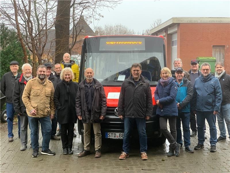 Abschied vom Bürgerbus (von links): Heino Buckstöver, Thomas Derlien, Steffen Rauch, Manfred Vagts, Joachim Magiera, Uli Schumacher, Elke Weh, Reinhard Vagts, Ernst-Wilhelm Cordes, Iris Lütjen, Wolfgang Weh, Manfred Schurmann, Reiner Klintw