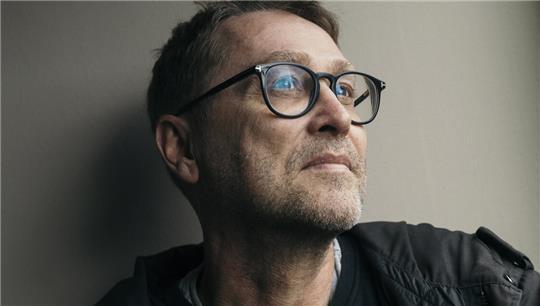 Abschied vom Pubertier: Jan Weiler ist mit seinem aktuellen Buch „Das Beste! Mein Leben unter Pubertieren“ auf Lesereise und gastiert in der Stader Seminarturnhalle.