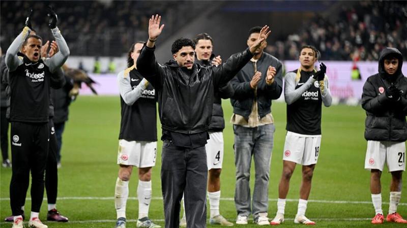 Rund 75 Millionen: Marmoush von Frankfurt zu Man City Abschied vom Publikum: Omar Marmoush winkt den Fans.