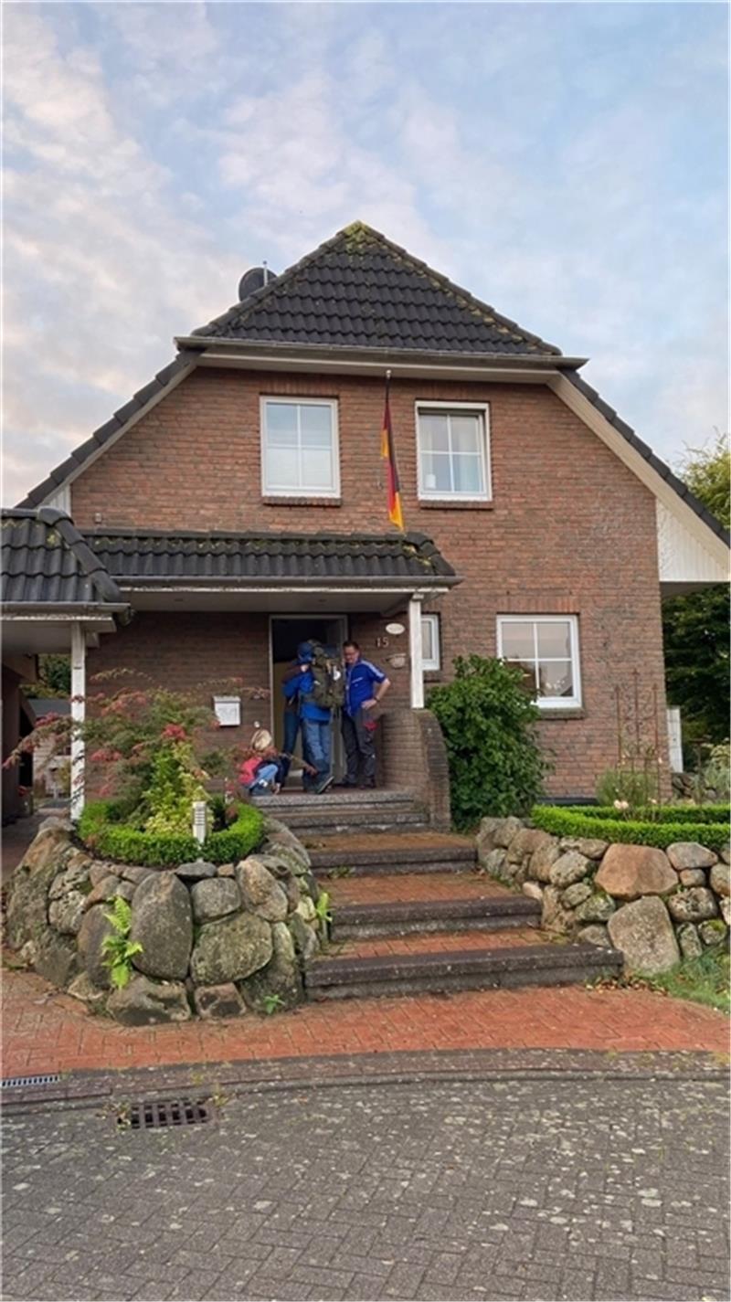 Horst war dann mal weg: Ex-Airbus-Manager pilgert tausende Kilometer zu Fuß Abschied von Ahlerstedt und dem Haus der Familie, das Horst Bargsten verkauft hat.