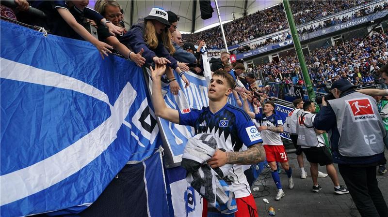 Abschied von den Fans im Volkspark: HSV-Verteidiger Luka Vuskovic.