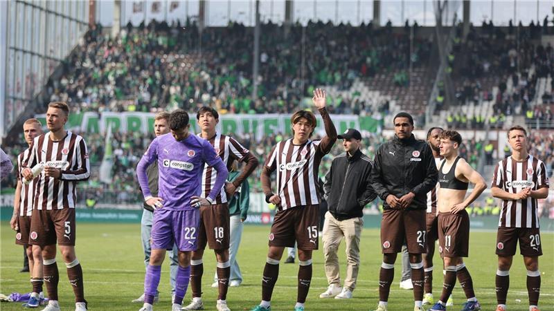 Abschied von der Bundesliga-Bühne: die Spieler des FC St. Pauli.  
