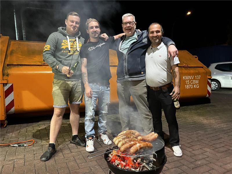 Abschiedsfeier: Um 2 Uhr morgens haben die Drucker den Grill angeschmissen.