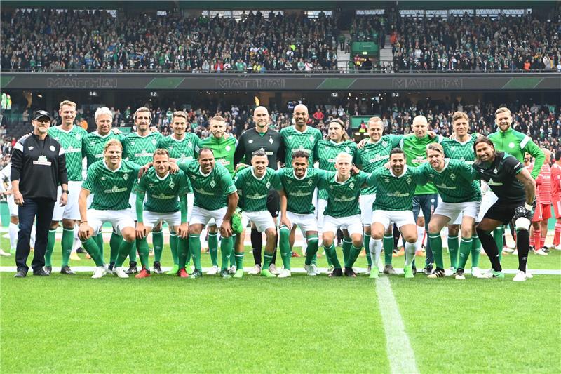 „Wieder auf einem guten Weg“: Darum glaubt Micoud an Werder Abschiedsspiel von Claudio Pizarro im Wohninvest Weserstadion. Das Team Werder Bremen, u.a. mit Johan Micoud (4. v.l.) hat vor dem Spiel Aufstellung für ein Mannschaftsfoto genommen. Foto: Sina Schuldt/dpa