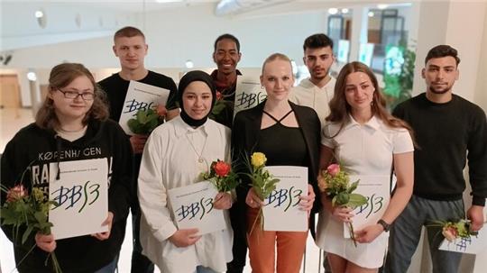 Abschluss gemeistert: Meike Pudelko, Iliie Frunze-Tsanke, Hariye Danisman, David Jefferson, Yelyzaveta Pokora, Omar Al-Ayafi, Karyna Zhernovnikova und Yassin Ben Ali (Hussein Kar Mute fehlt).