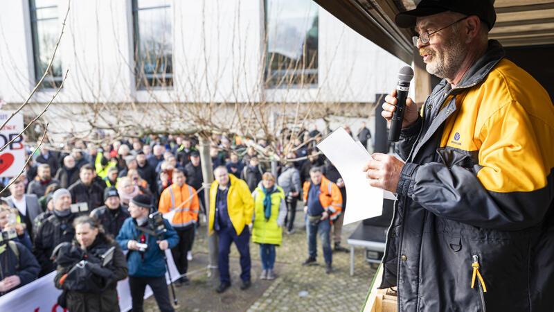 3200 Kilometer Protestfahrt: Wohnster Landwirt hat noch nicht genug Abschlusskundgebung in Hannover: Werner Koslowski trägt noch einmal das Forderungspapier der Landwirte vor.