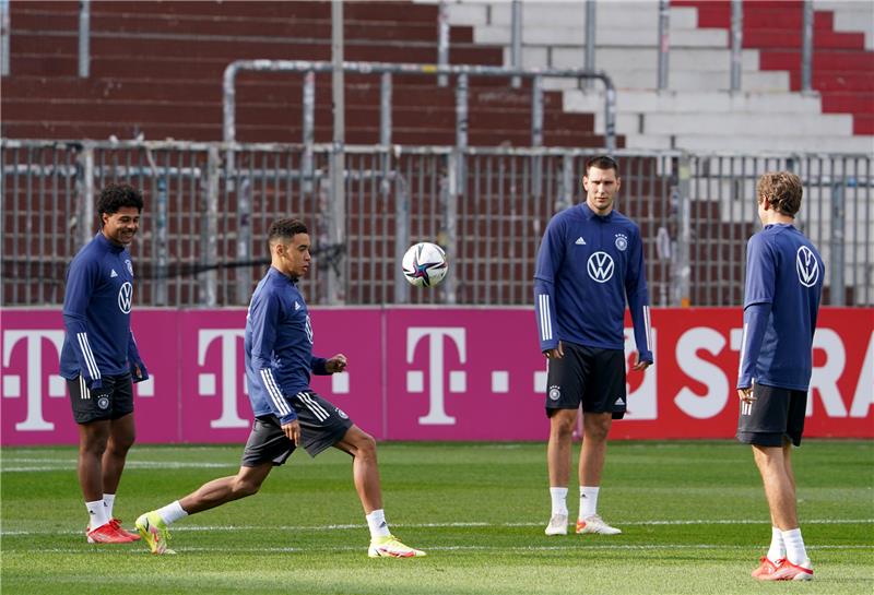 Alle Spieler fit: Nationalelf trifft Montag auf Nordmazedonien Abschlusstraining vor dem WM-Qualifikationsspiel gegen Nordmazedonien im Millerntor-Stadion. Serge Gnabry (von links), Jamal Musiala, Niklas Süle und Thomas Müller auf dem Platz. Foto: Marcus Brandt/dpa