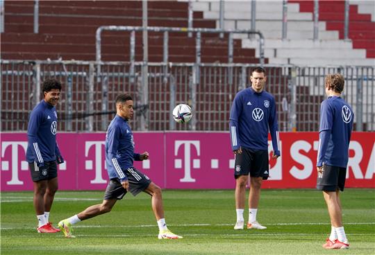 Abschlusstraining vor dem WM-Qualifikationsspiel gegen Nordmazedonien im Millerntor-Stadion. Serge Gnabry (von links), Jamal Musiala, Niklas Süle und Thomas Müller auf dem Platz. Foto: Marcus Brandt/dpa