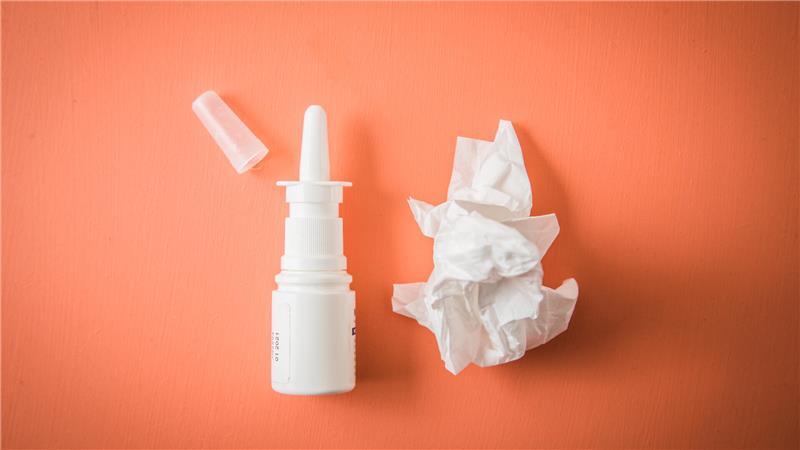 Nasenspray-Abhängigkeit: Wie komme ich davon los? Abschwellende Nasensprays sollte man höchstens sieben Tage am Stück anwenden.