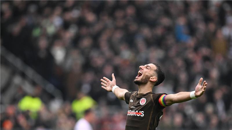 St.-Pauli-Kapitän erklärt Abschied: „Das weinende Auge wird noch kommen“ Absoluter Leistungsträger beim FC St. Pauli: Leart Paqarada. Foto: Daniel Reinhardt/dp
