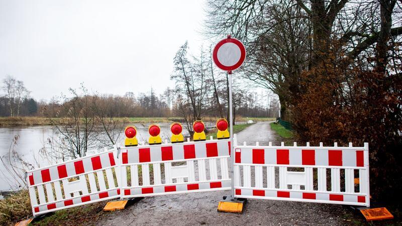Sprengung des Deiches zur Entlastung in Oldenburg möglich Absperrbaken stehen vor einem Zugang zum Deich der Hunte am Achterdiek.