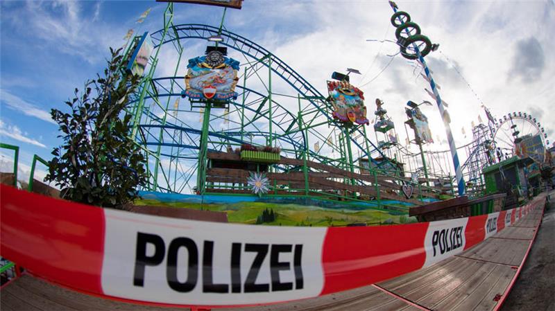 Absperrband der Polizei sichert die Achterbahn „Alpen Coaster“ auf dem Hamburger Dom nach einem tödlichen Unfall. Foto: Christian Charisius/dpa