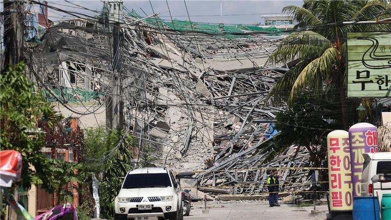 Absperrband markiert den Bereich um ein eingestürztes Gebäude in der philippinischen Provinz Pampanga, nördlich von Manila.
